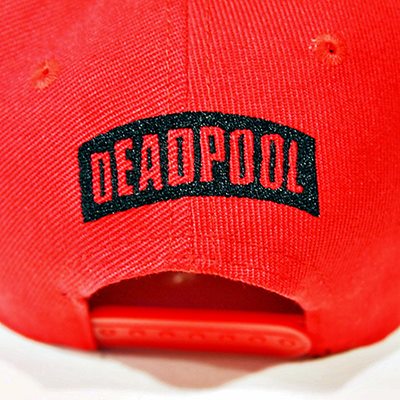 Шапка с права козирка на DEADPOOL